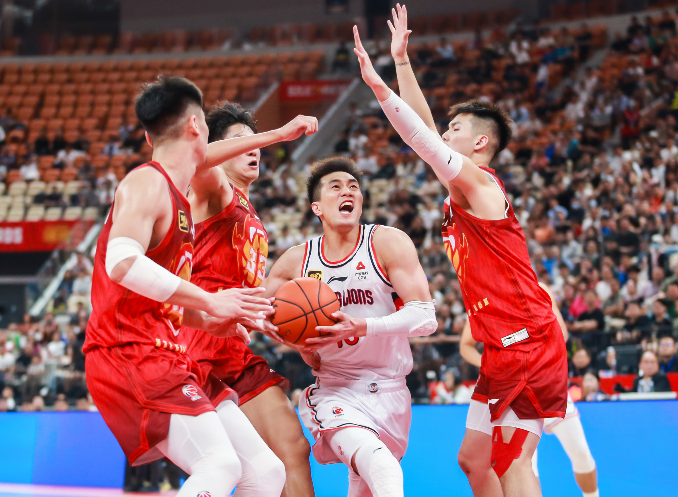 开云官方网站-中超今夜走向成谜，广州队遗憾出局，目标明确，身体对抗强度拉满