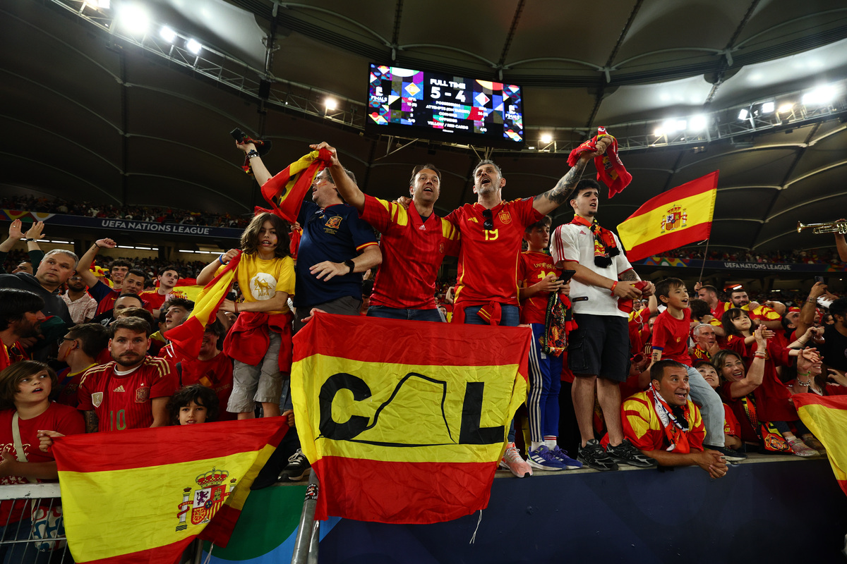 开云体育运营团队-国际比赛日突围战来临，费耶诺德围绕足总杯队长鼓劲，球迷炸锅，阵容厚度经受考验(费耶诺德主场迎战凯尔特人)