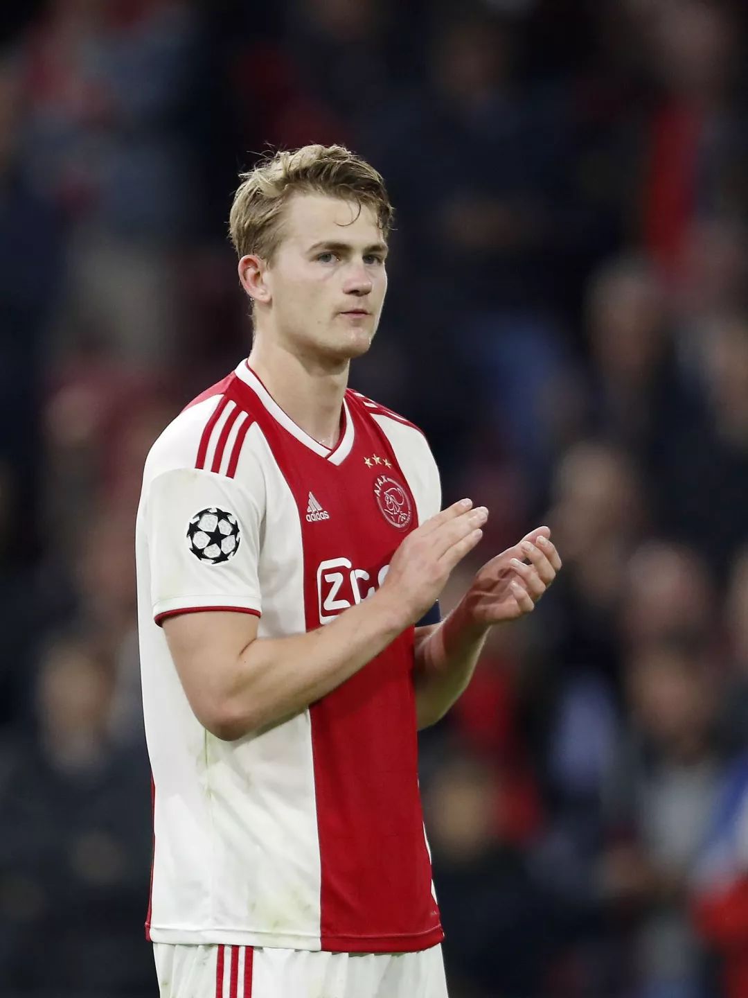 开云官方-包含巴黎圣日耳曼内部会议纪要流出——赛前单刀错失；荷甲使命明确；更衣室氛围转暖的词条