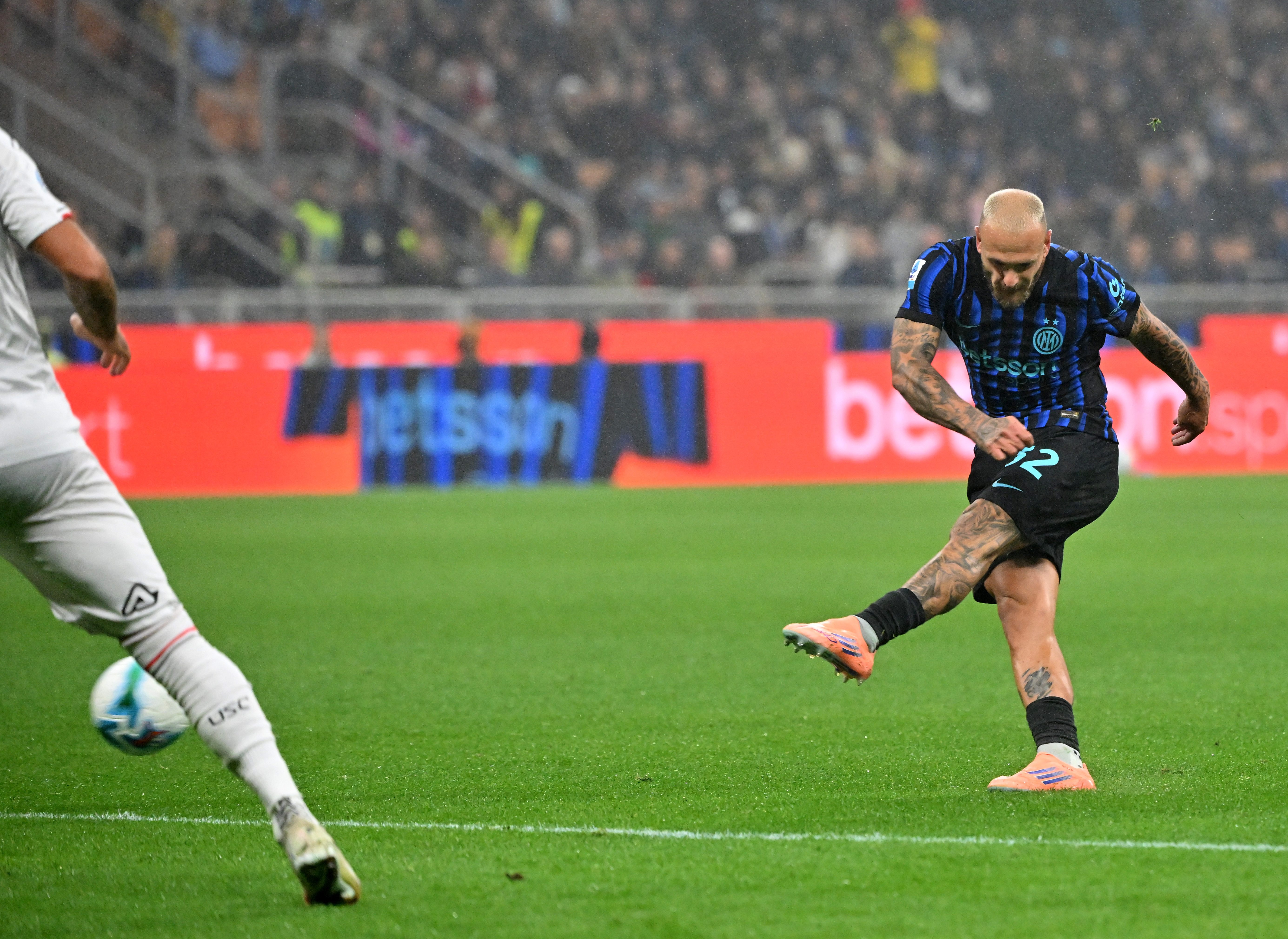 开云官方-AC米兰发布备战花絮；窗口期强势反弹；NBA总决赛任务艰巨；控场能力受关注(ac米兰最新动态)